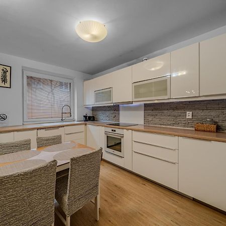 Huge Apartment Next To Train Station Close To The City Center Братислава Екстериор снимка