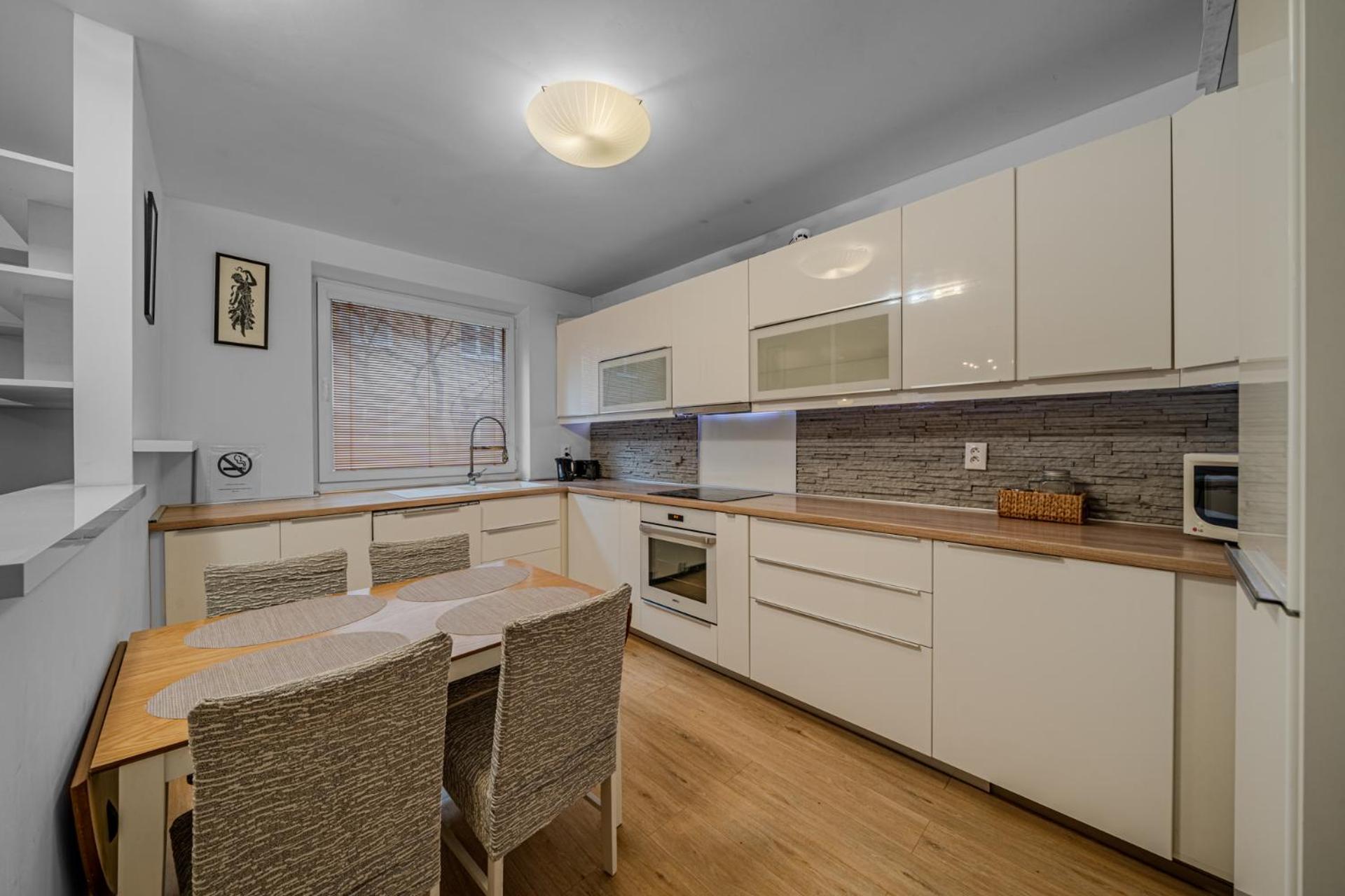 Huge Apartment Next To Train Station Close To The City Center Братислава Екстериор снимка
