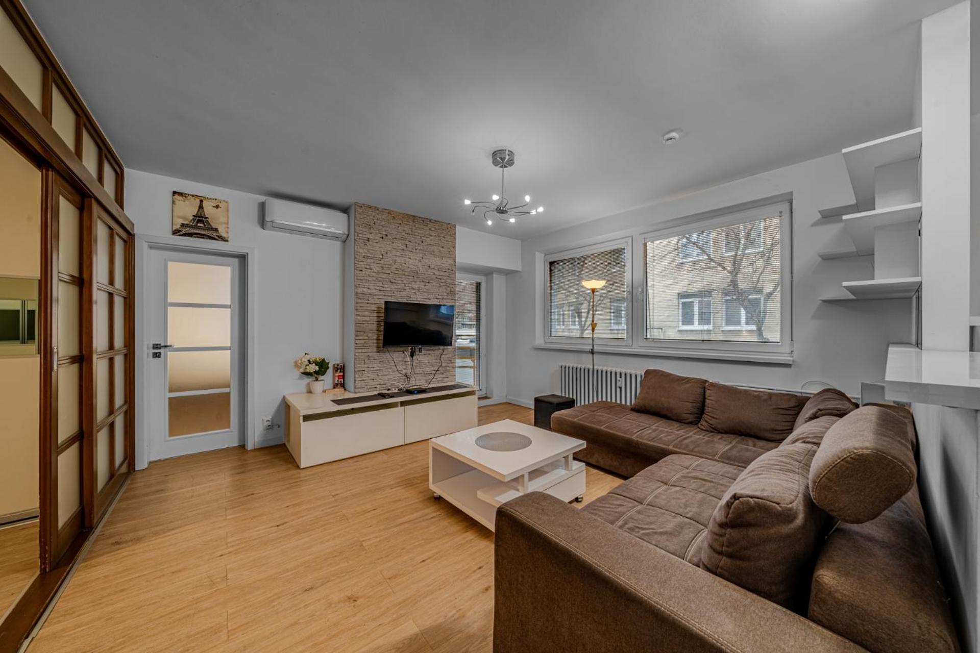 Huge Apartment Next To Train Station Close To The City Center Братислава Екстериор снимка